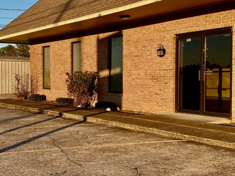 1523-1529 Cliff Gookin Blvd, Tupelo, MS for lease - Building Photo - Image 1 of 1