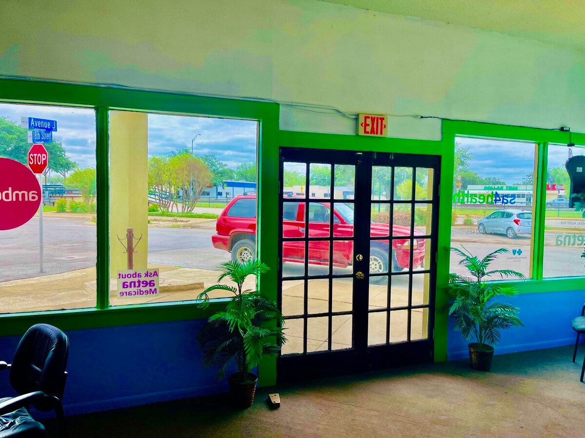 1002 18th St, Hondo, TX 78861 Ideal Hondo small business location