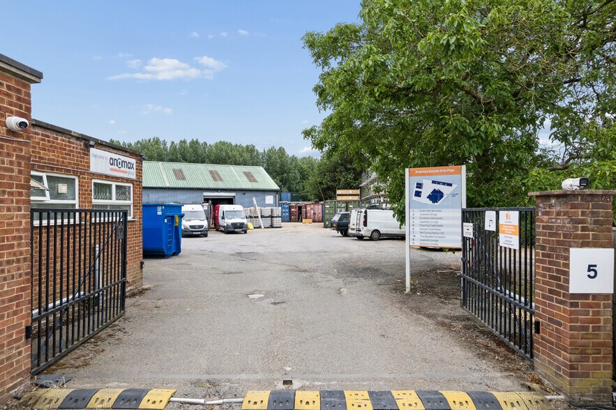 Oxford Rd, Gerrards Cross for lease - Building Photo - Image 2 of 8