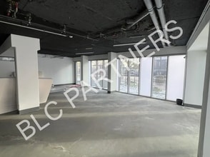 Retail in Bagneux for lease Interior Photo- Image 2 of 5