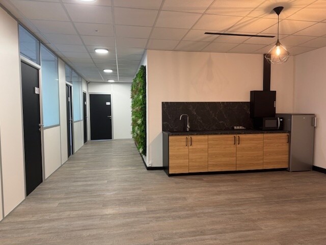 8 Rue Henri Becquerel, Rueil-Malmaison for lease - Building Photo - Image 3 of 9