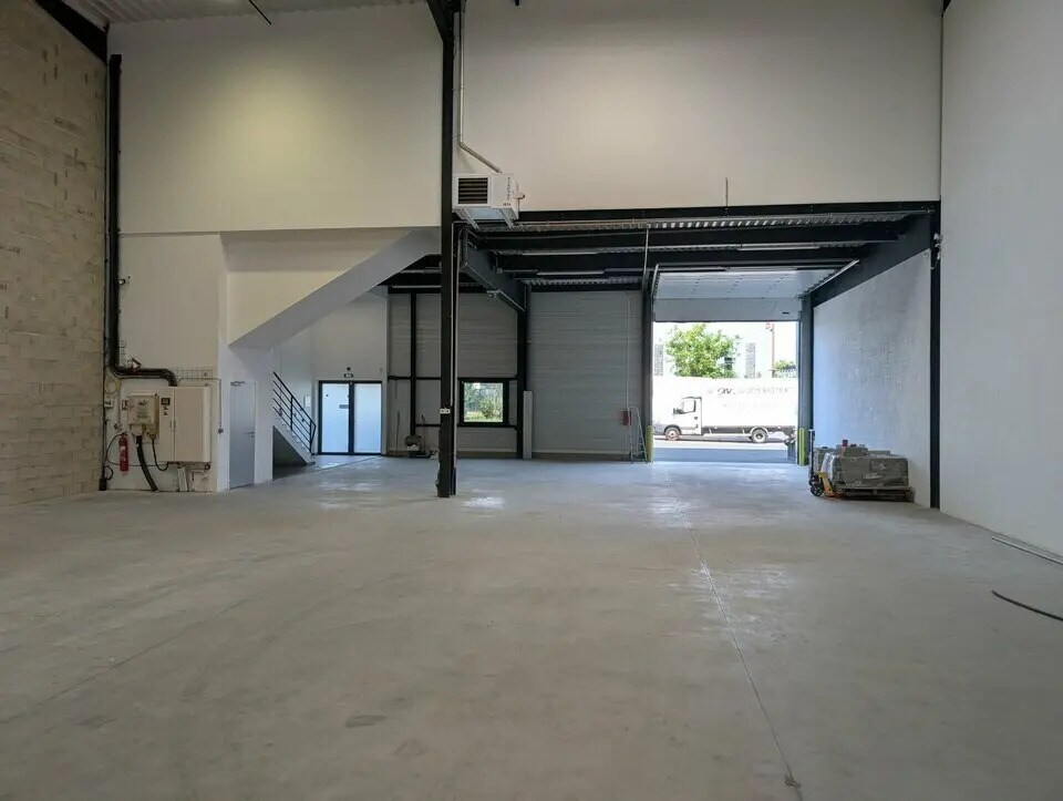 Flex in Groslay for lease Interior Photo- Image 1 of 8