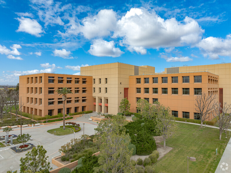 900 Old River Rd, Bakersfield, CA for lease - Building Photo - Image 1 of 8