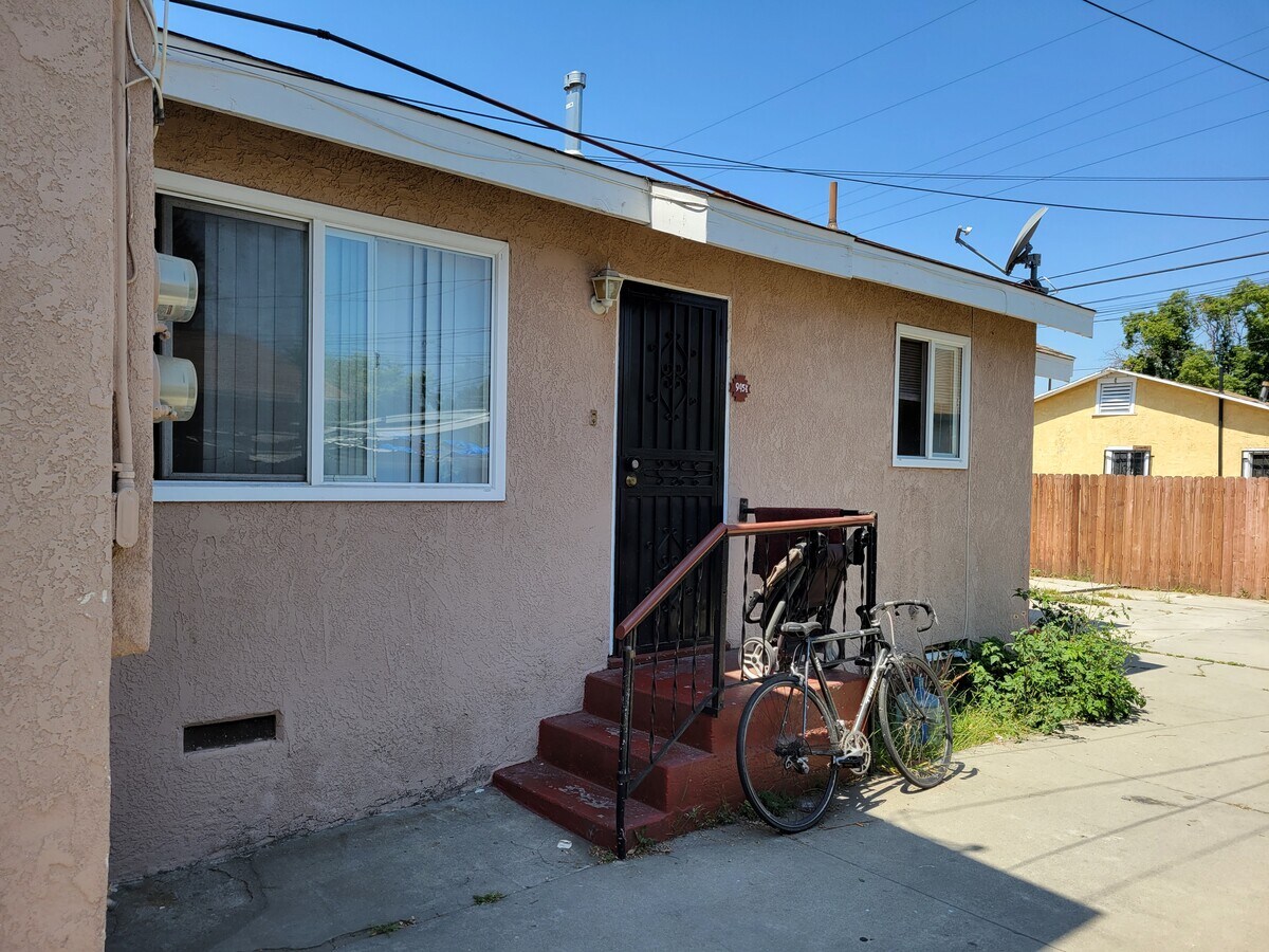 943945 S Ferris Ave, East Los Angeles, CA 90022