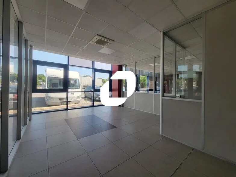 Office in Chilly-Mazarin for lease - Interior Photo - Image 3 of 7