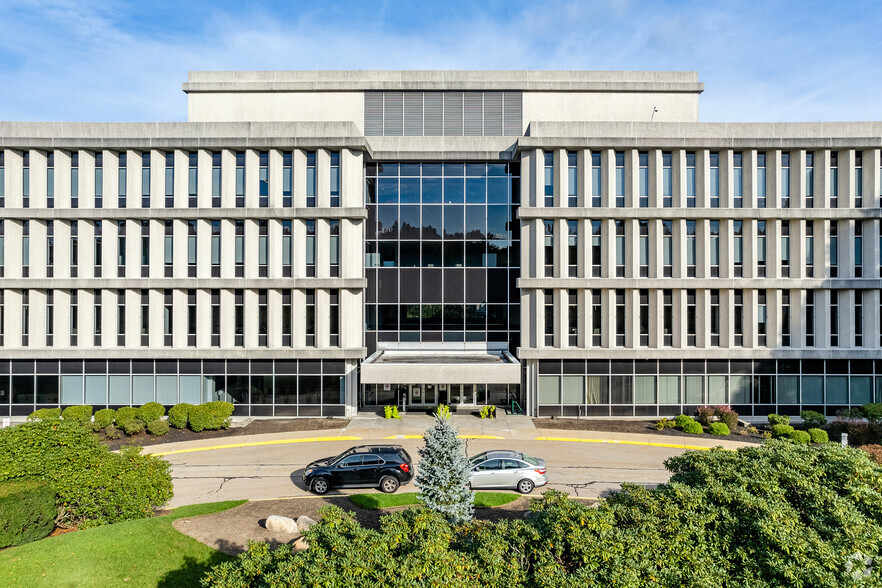 700 Quaker Ln, Warwick, RI for lease - Primary Photo - Image 1 of 9