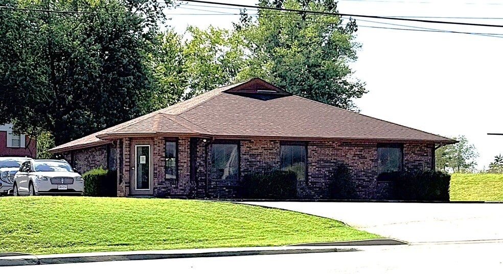 2525 E Jackson Blvd, Jackson, MO for lease - Building Photo - Image 2 of 5