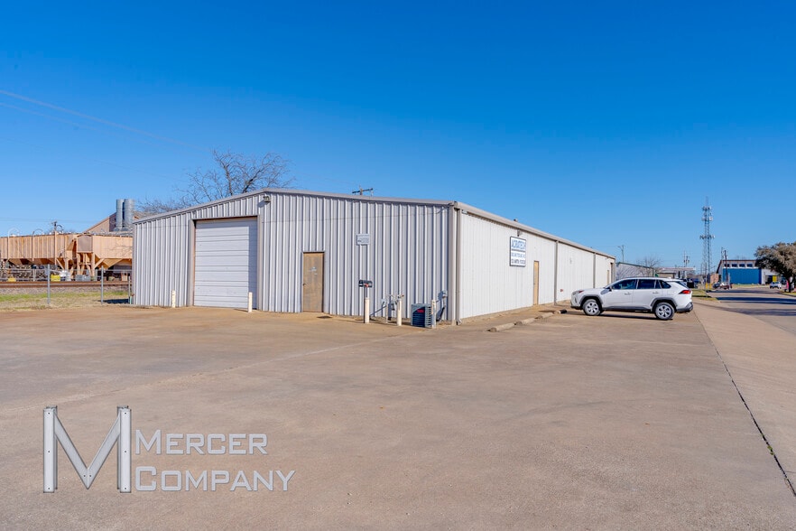 120 S Hampton Rd, Crowley, TX for sale - Building Photo - Image 1 of 3