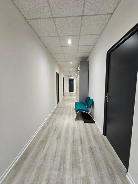 Office in Meaux for lease - Interior Photo - Image 3 of 10
