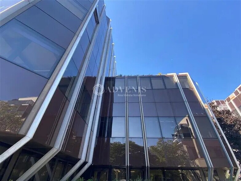 Office in Malakoff for lease - Building Photo - Image 2 of 11