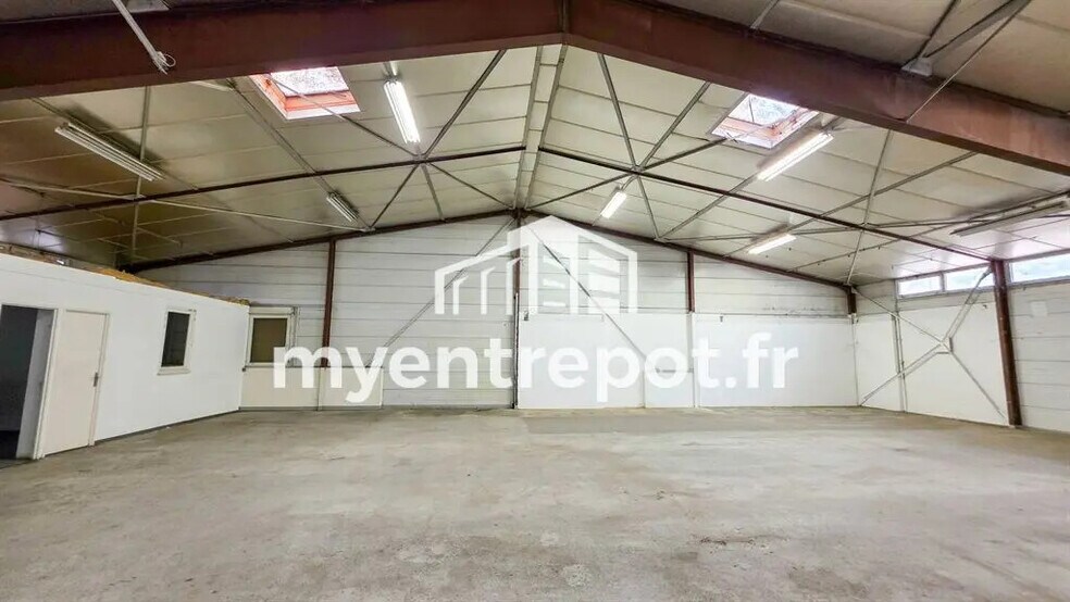 Flex in Marseille for lease - Interior Photo - Image 2 of 8