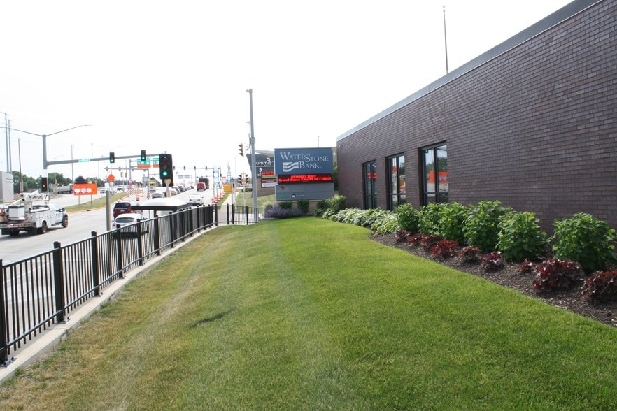 10101 W Greenfield Ave, West Allis, WI for lease - Building Photo - Image 3 of 5