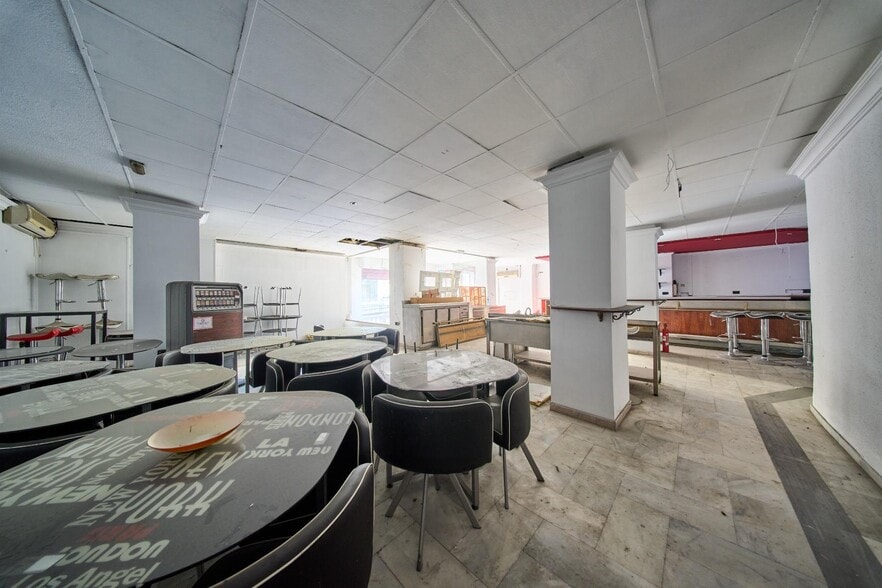 Retail in Granada for sale - Interior Photo - Image 2 of 12