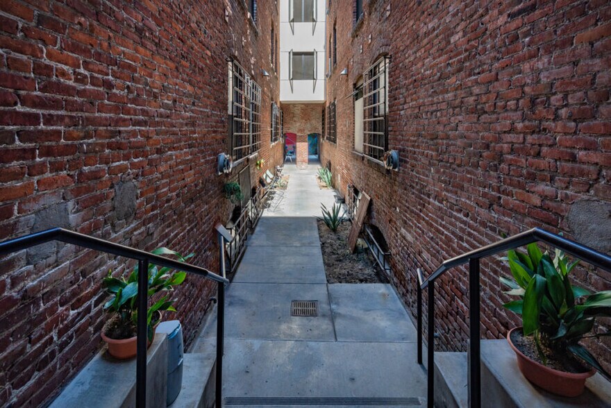 549 Ceres Ave, Los Angeles, CA 90013 Lincoln Hotel