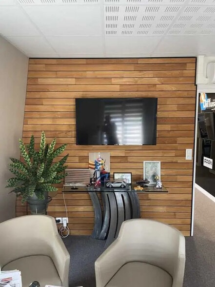 Office in Vineuil-Saint-Firmin for sale - Interior Photo - Image 2 of 7