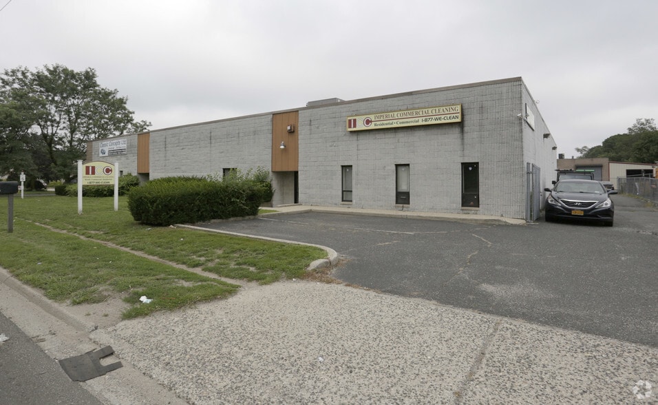 21 Edison Ave, West Babylon, NY 11704