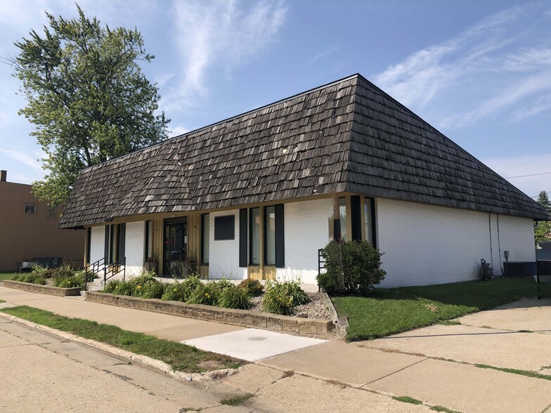 1013 N Main St, Oshkosh, WI for lease - Building Photo - Image 1 of 28