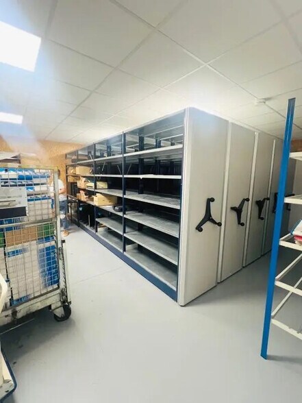 Flex in Chavenay for lease - Interior Photo - Image 3 of 3