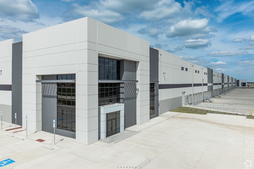 1401-1501 E Pleasant Run Rd, Wilmer, TX for lease - Building Photo - Image 2 of 6