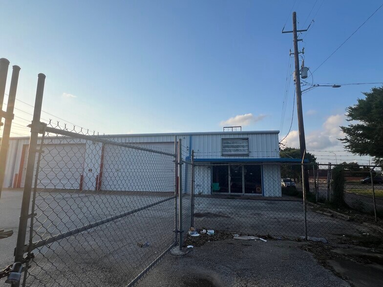 6730 Wilcrest Dr, Houston, TX for lease - Building Photo - Image 3 of 12