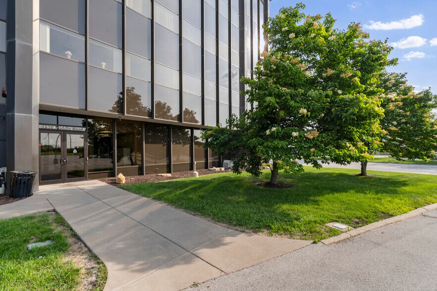 Bank Towers Portfolio portfolio of 2 properties for sale on LoopNet.com - Building Photo - Image 1 of 19