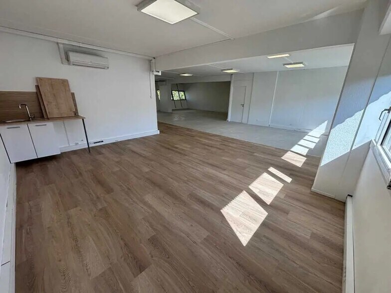 Office in Lyon for lease - Interior Photo - Image 3 of 6