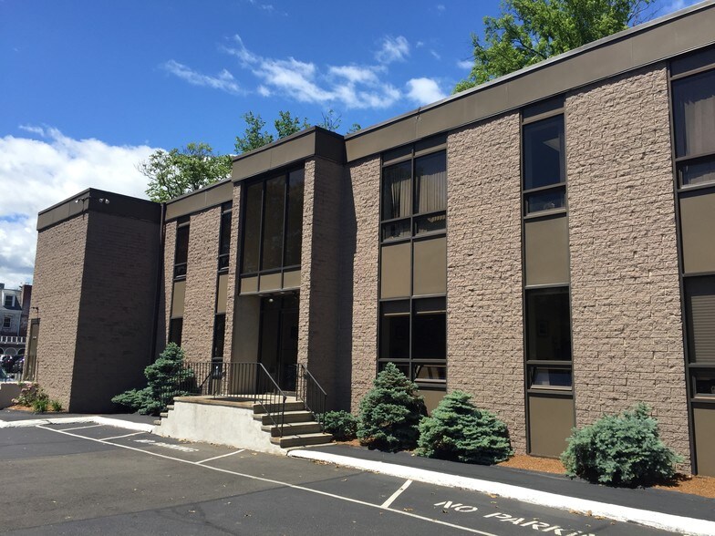 24 Old Kings Hwy S, Darien, CT for sale - Primary Photo - Image 1 of 1