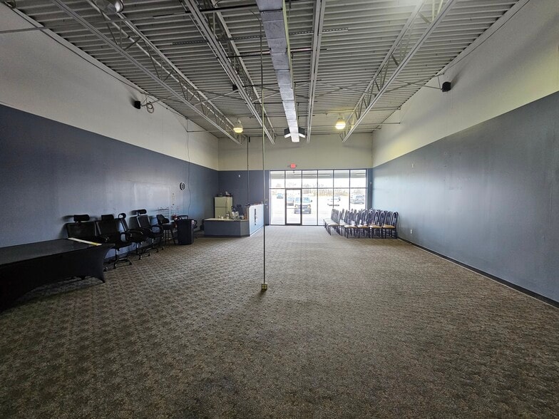 1811-1833 Mckees Rocks Rd, McKees Rocks, PA for lease - Building Photo - Image 3 of 17