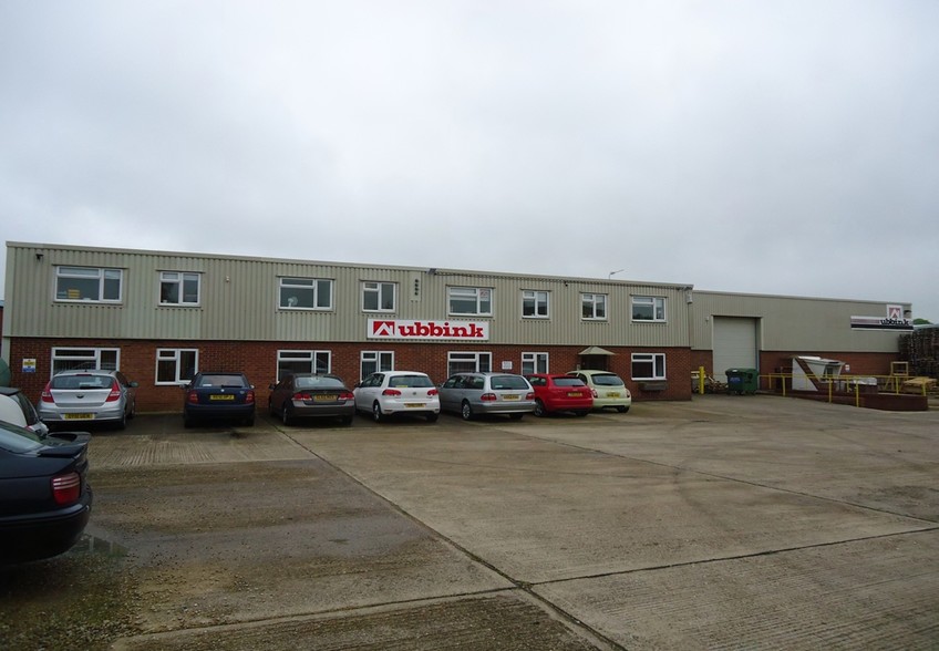 1 Borough Rd, Brackley for lease - Building Photo - Image 2 of 4