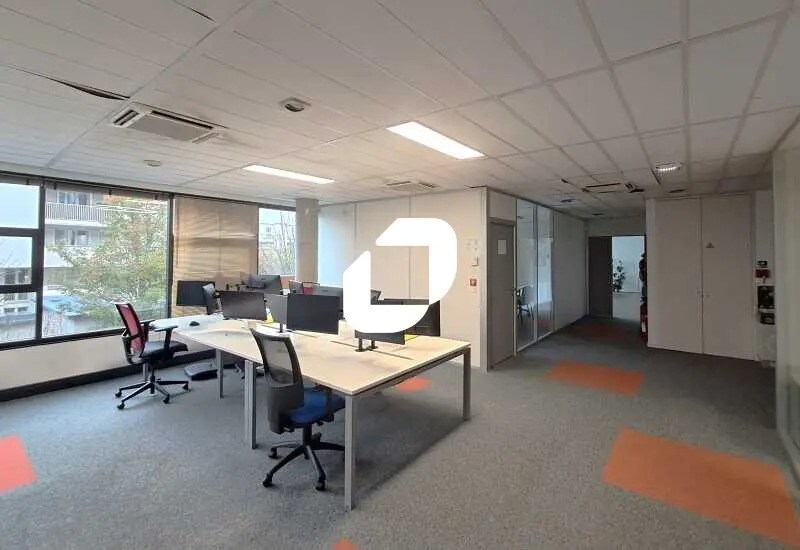 Office in Bordeaux for lease - Interior Photo - Image 2 of 7