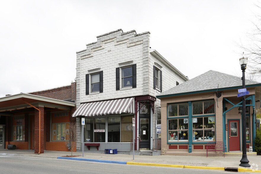 180 Hancock St, Pentwater, MI 49449