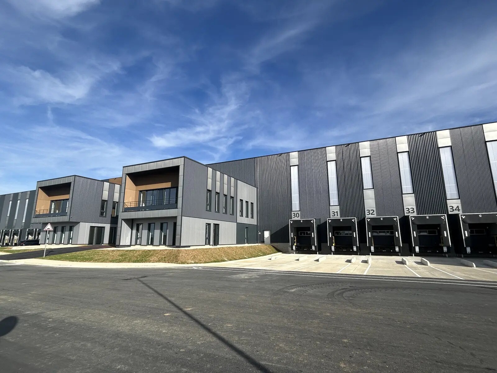 Rue De Sancey, Sens for lease Building Photo- Image 1 of 4