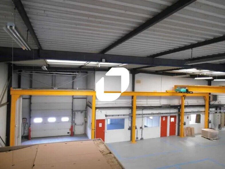 Flex in Voisins-le-Bretonneux for lease - Interior Photo - Image 2 of 10