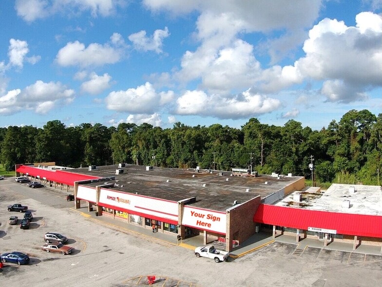 10690-10696 Lem Turner Rd, Jacksonville, FL for lease - Building Photo - Image 2 of 11