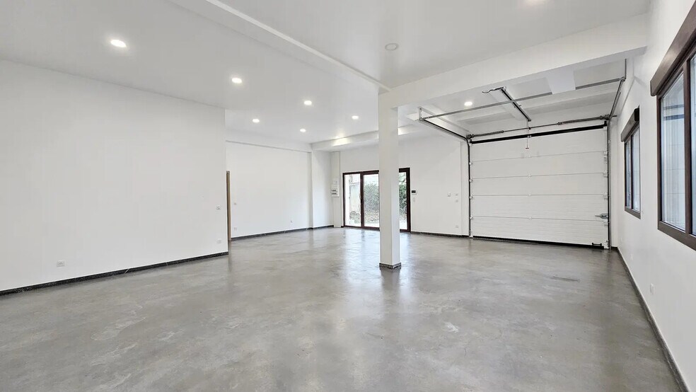 Flex in Limeil-Brévannes for lease - Interior Photo - Image 2 of 17