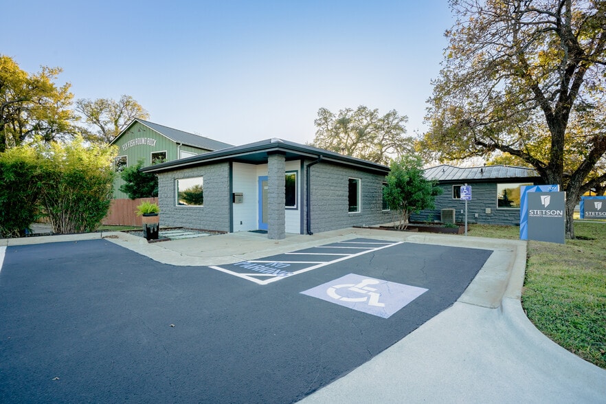 209 Round Rock Ave, Round Rock, TX for lease - Building Photo - Image 3 of 3