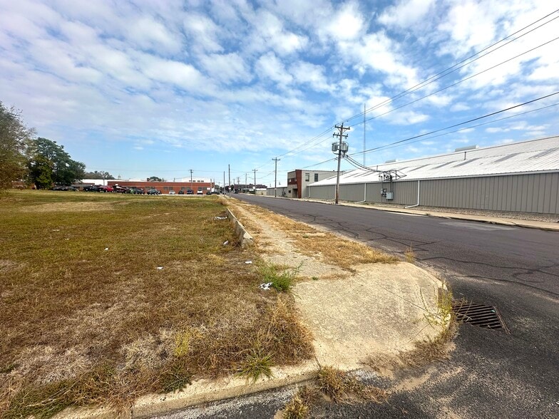 2517-2521 SW Adams Street portfolio of 2 properties for sale on LoopNet.com - Building Photo - Image 3 of 6