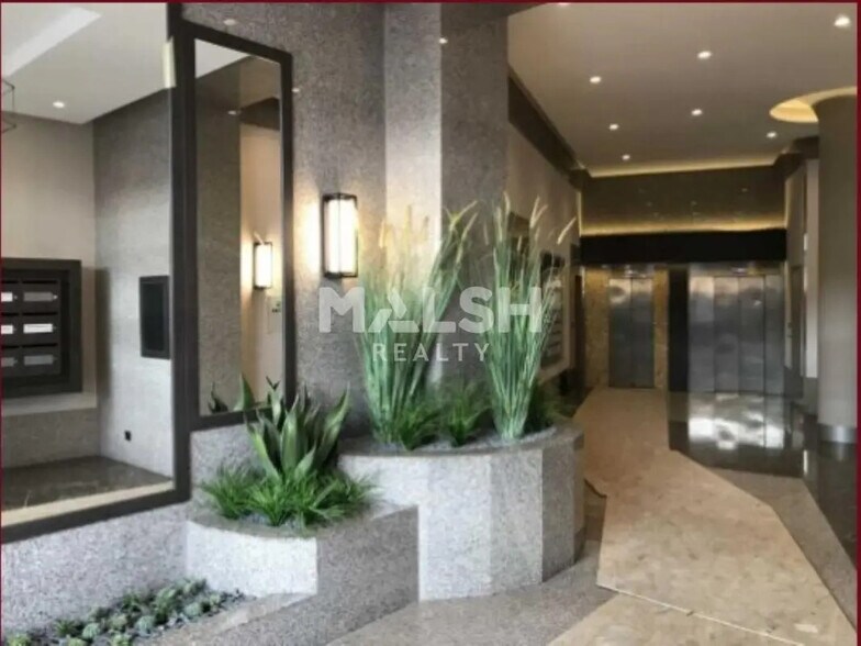 Retail in Lyon for lease - Lobby - Image 2 of 14