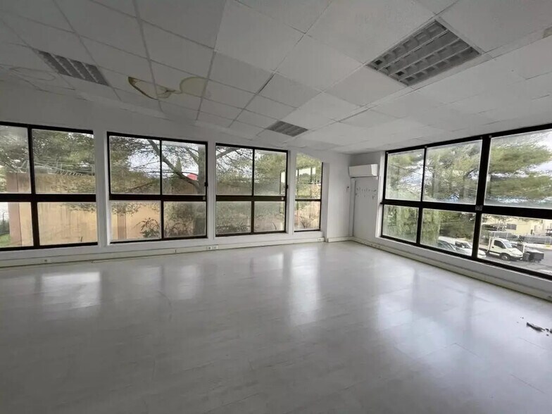 Office in Le Cannet for lease - Interior Photo - Image 2 of 21