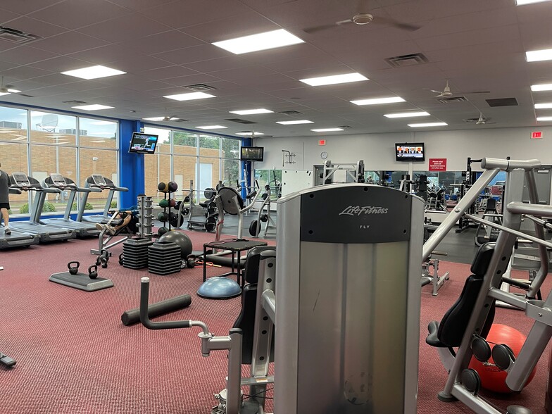 720 Foxpointe Dr, Sycamore, IL for lease - Building Photo - Image 2 of 15