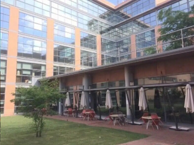 Office in Ivry-sur-Seine for lease - Building Photo - Image 2 of 5