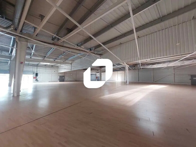 Retail in Maurepas for lease - Interior Photo - Image 2 of 5