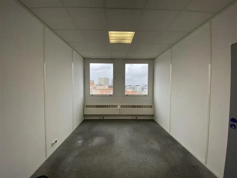 Office in Paris for lease - Building Photo - Image 1 of 7