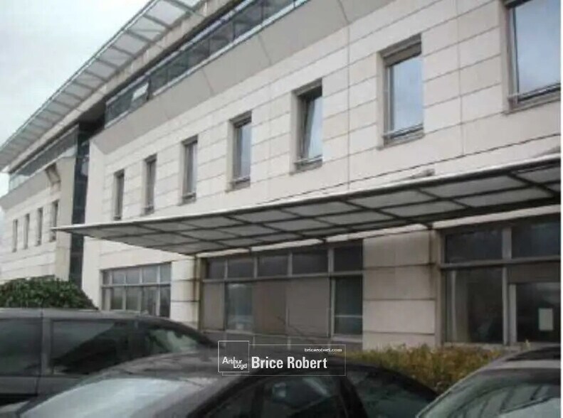 Office in Bron for lease - Building Photo - Image 3 of 6