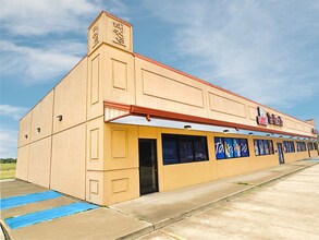 213 E Henderson Rd, Angleton, TX for lease Building Photo- Image 2 of 7
