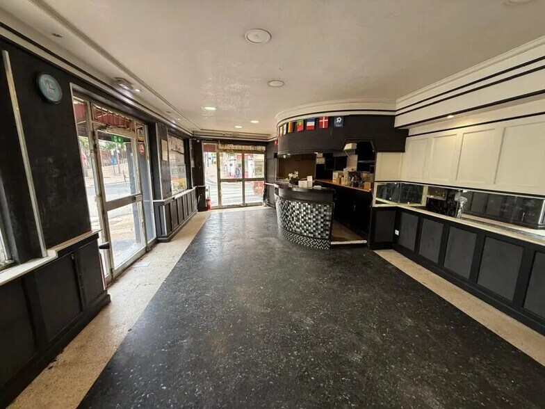 Retail in Cannes for lease - Building Photo - Image 2 of 5