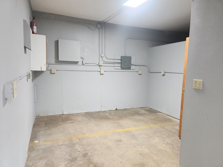 N91W16356 Pershing Ave, Menomonee Falls, WI for lease - Building Photo - Image 2 of 5