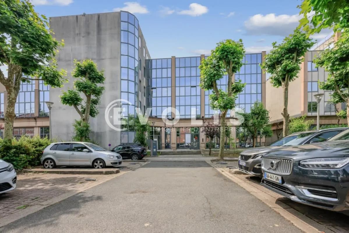 Office in Neuilly-Plaisance for lease Building Photo- Image 1 of 15