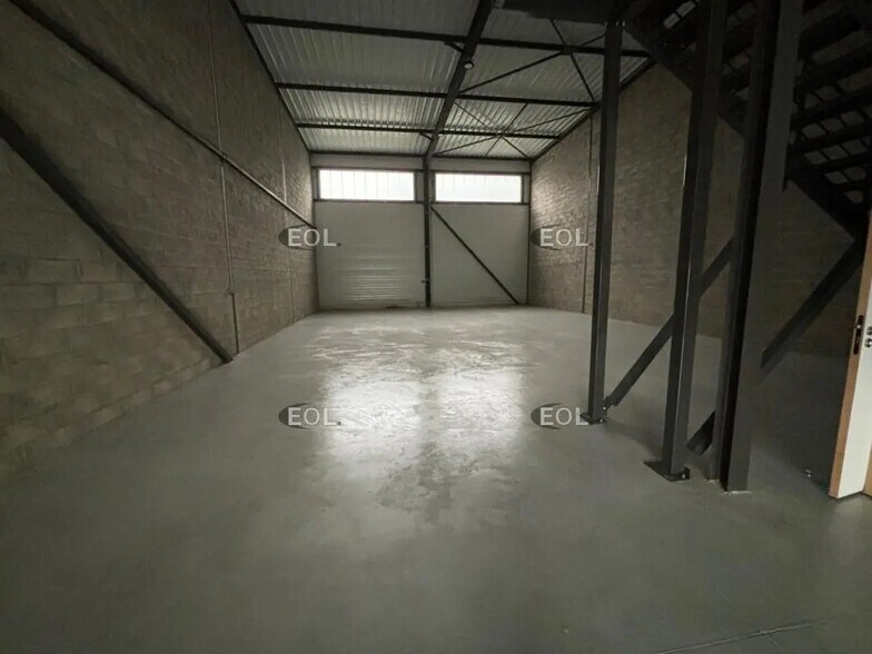 Flex in Marcoussis for lease - Interior Photo - Image 1 of 9