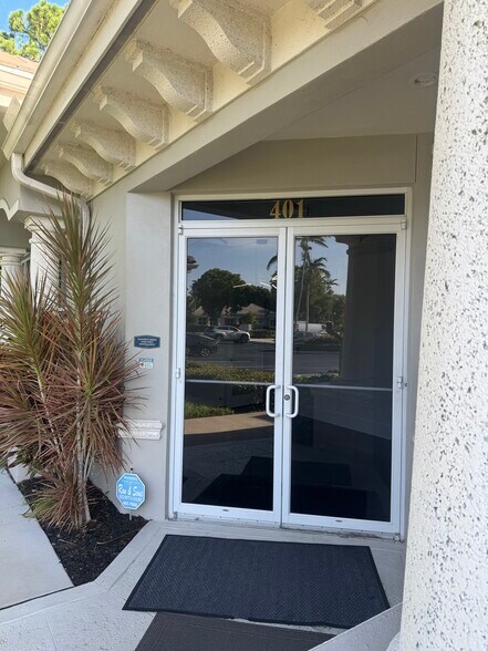 13730 Cypress Terrace Cir, Fort Myers, FL for sale - Building Photo - Image 3 of 26